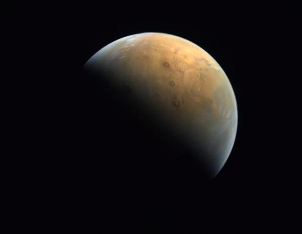 الإمارات تستقبل أول صورة لكوكب المريخ من "مسبار الأمل"